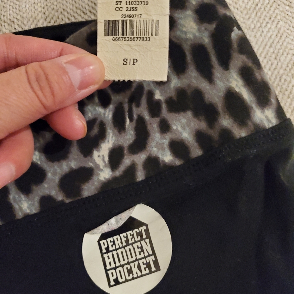Brand new Victoria's Secret PINK yoga shorts Small - Picture 4 of 13